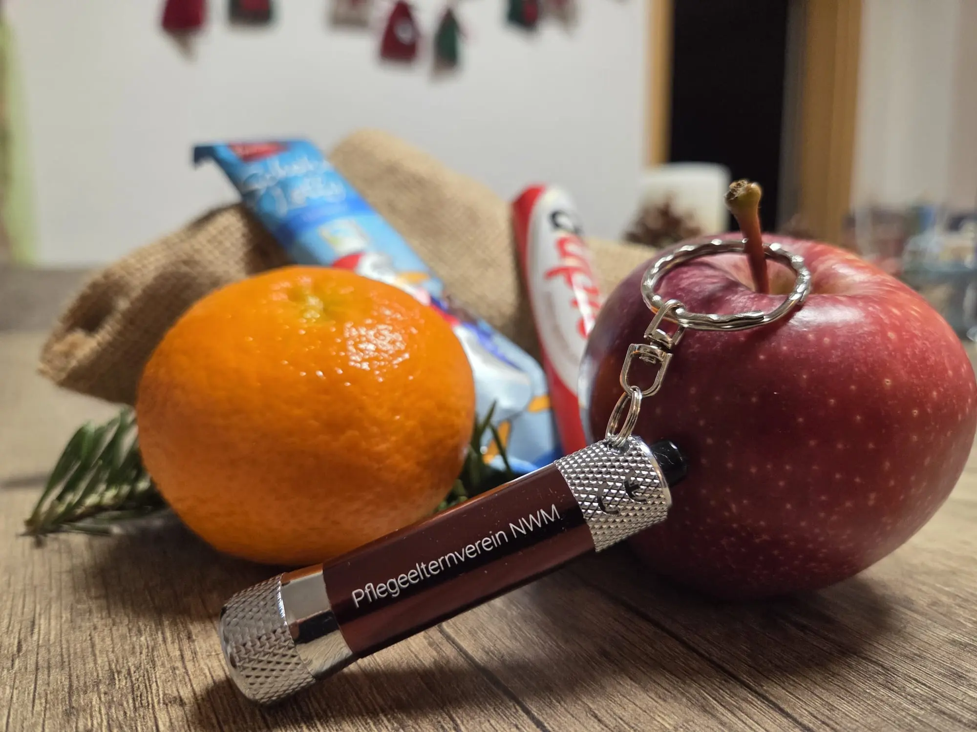 Äpfel und Süßigkeiten auf dem Tisch bei einer Weihnachtsveranstaltung.