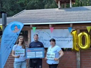 Spendenübergabe der Firma Vossloh an den Pflegeelternverein Nordwestmecklenburg während des Sommerfestes.