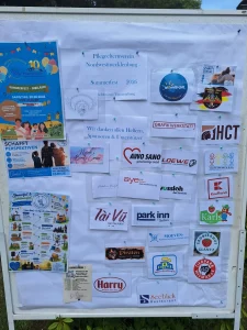 Tafel mit den Sponsoren und Unterstützern des Sommerfestes des Pflegeelternvereins Nordwestmecklenburg.